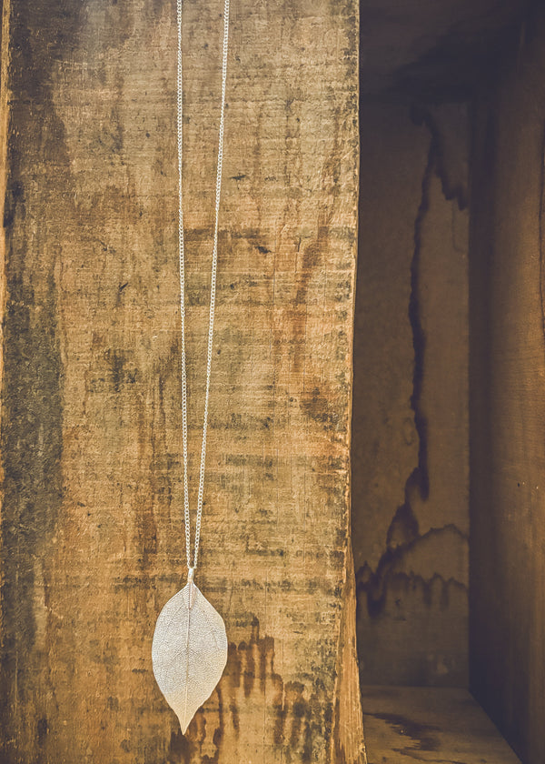 Graceful Silver Leaf Pendant Necklace